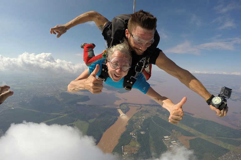 Foz do Iguaçu: Tandem Skydiving Experience with Pickup Foz do Iguaçu: Tandem Skydiving w/ Cameraman