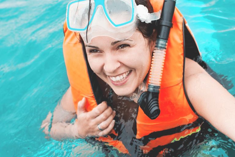 Aqaba: Spiaggia privata, piscine, snorkeling e gita in barca, trasferimento