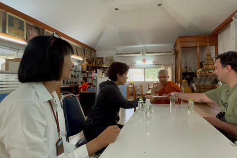 Chiang Mai: visita al templo de artesanía plateada con reunión de monjesTour en grupo compartido