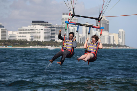 Miami Beach: passeio de barco parasailing em South BeachParasailing: Todas as taxas estão incluídas