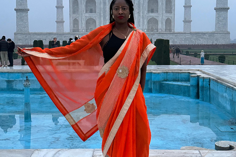 Miete einen Sari oder Kurta Pyjama für den Besuch des Taj Mahal und ein Foto