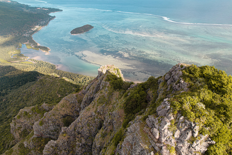 Mauritius: Escursione e scalata guidata del monte Le Morne all&#039;albaLe Morne Mountain Sunrise Escursione e arrampicata