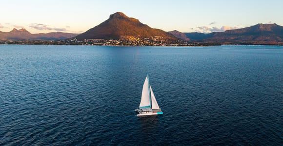 Mauritius: Western Sunset Catamaran Cruise, Drinks & Snacks