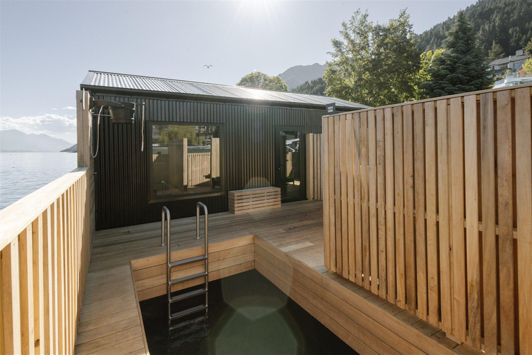 Queenstown: Floating Sauna Experience on Lake Whakatipu Communal Session