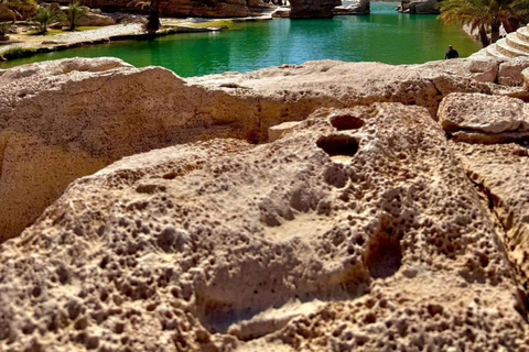 从马斯喀特出发：全天游览瓦希巴金沙和巴尼-哈立德谷