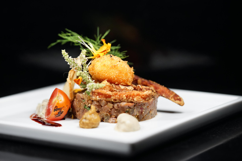 عشاء رومانسي على ضوء الشموع مع كريمون، 5 أطباق مع النبيذتناول الطعام