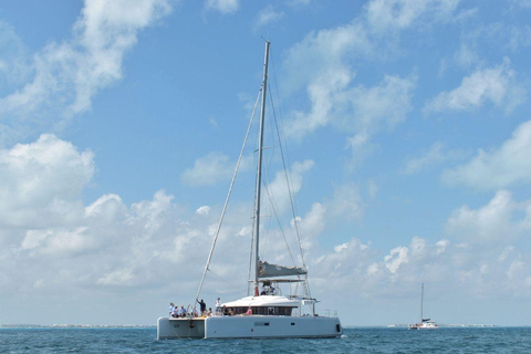 Cancun : Excursion en catamaran à Isla Mujeres avec déjeuner et plongée en apnéeCircuit au départ de Playa del Carmen