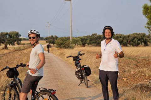 Excursion en e-bike à Ostuni. Les oliviers et un moulin à huile local