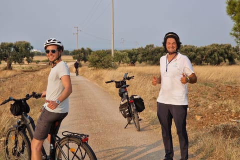 Excursion en e-bike à Ostuni. Les oliviers et un moulin à huile local