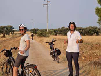 Ostuni E-Bike Tour. Die Olivenbäume und eine lokale Ölmühle