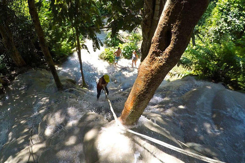 Disfruta de la Cascada Pegajosa y del Parque Nacional de la Fuente de Chet Si