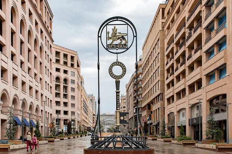 Tour de la ciudad a pie en Ereván con Brandy, 5 Vinos y Pan