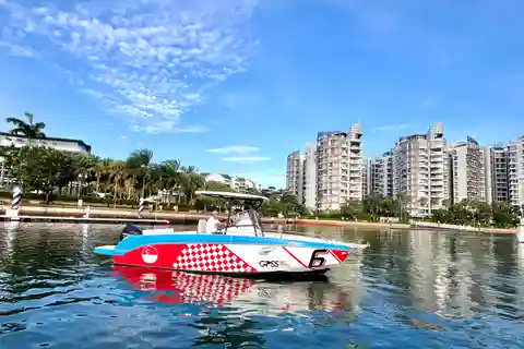 Singapore Speedboat Cruise & Dining Experience