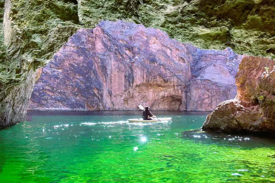 Willow Beach: Halbtägige Kajaktour zur Smaragdhöhle – 3 Höhlen in 1. Foto: GetYourGuide