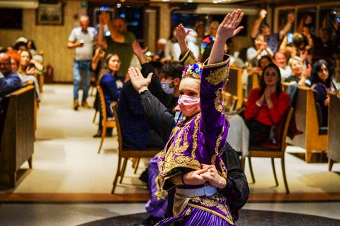 Istanbul: Bosporus Dinner Cruise mit Getränken und UnterhaltungDinner-Bootsfahrt mit Alkohol, Softdrinks &amp; Abholung