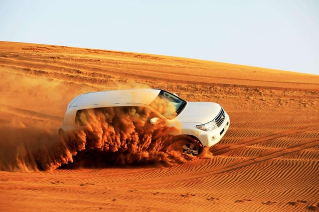 Safari por el desierto de Dubái con paseo en camello, sandboard y cena