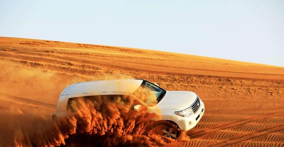 Wüstensafari in Dubai mit Kamelritt, Sandboarding und Abendessen