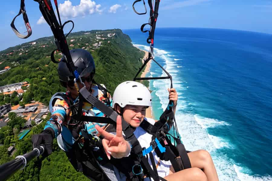 Gleitschirm-Tandemflug in Pandawa & Uluwatu mit Pilot. Foto: GetYourGuide Gleitschirm-Tandemflug in Pandawa & Uluwatu mit Pilot. Foto: GetYourGuide