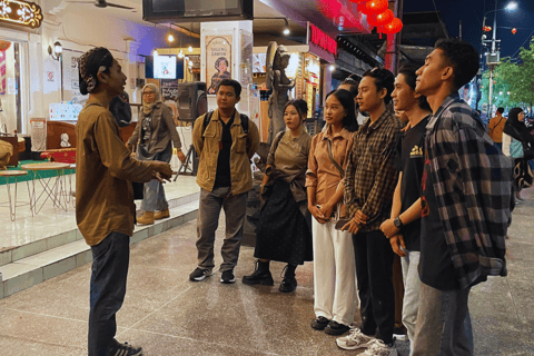 Yogyakarta: Tour serale a piedi e street foodYogyakarta: Tour a piedi notturno