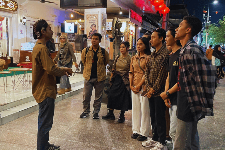 Yogyakarta: Tour serale a piedi e street foodYogyakarta: Tour a piedi notturno