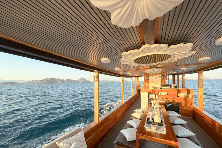 Komodo: Full-Day Sailing Trip by New Luxury Phinisi