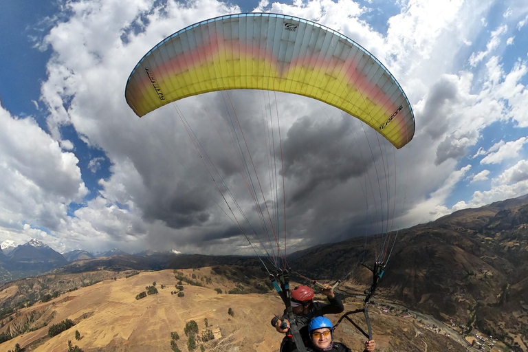 Lima: vuelo en parapente sobre la Costa Verde Peru: Tandem Paragliding Flight with Pilot