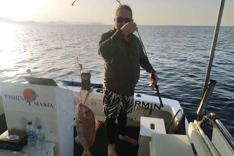 Atenas: Experiencia de pesca en barco con comida marinera