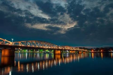 HUE : NIGHT WALKING AND STREET FOOD TOUR
