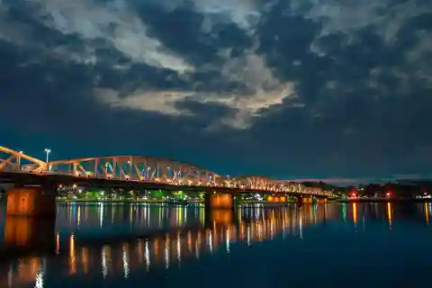 HUE : NIGHT WALKING AND STREET FOOD TOUR