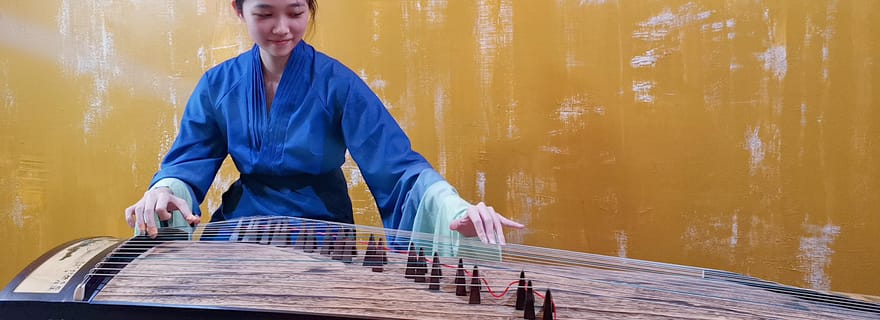 Porter le hanfu et jouer du guzheng