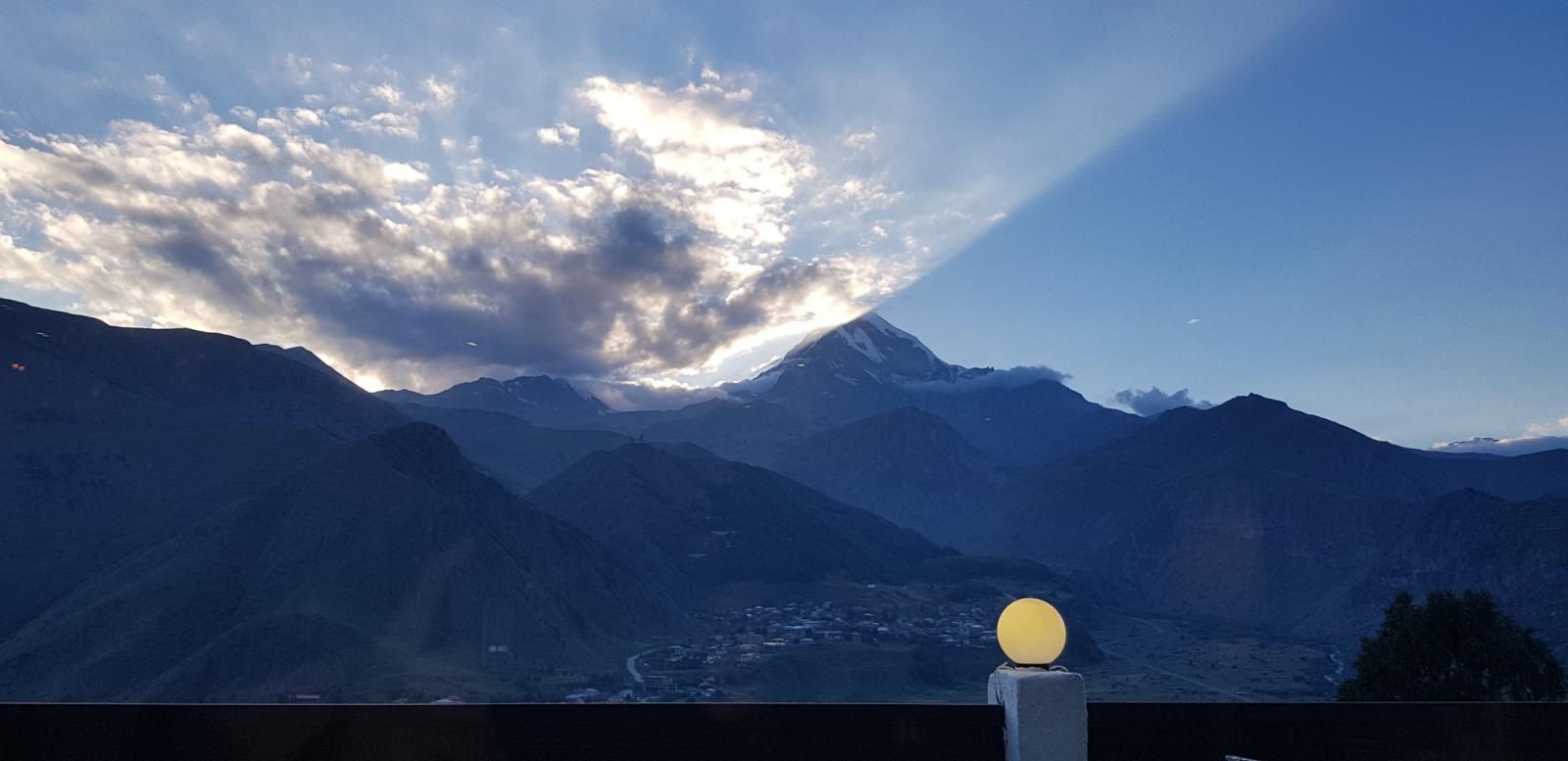 Bergabenteuer in Kasbegi: Tagestour mit Natur und Panorama