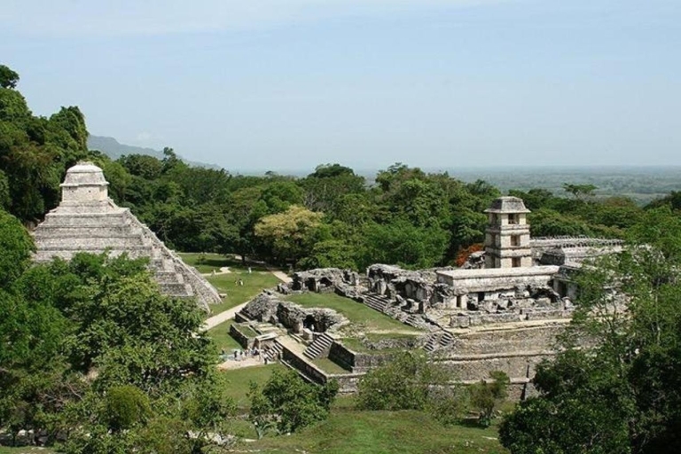 Zona arqueológica de Palenque desde Villahermosa o el aeropuertoYacimiento arqueológico de Palenque 2024