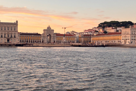 Sunset aboard a sailboat in Lisbon! Sunset aboard a sailing boat in Lisbon!