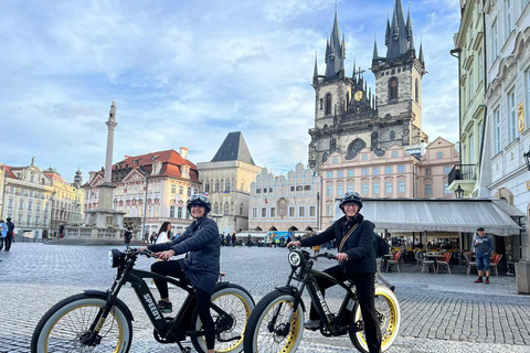 Praga Histórica y Puntos de Vista Recorrido en Grupo en Retro E-Bike