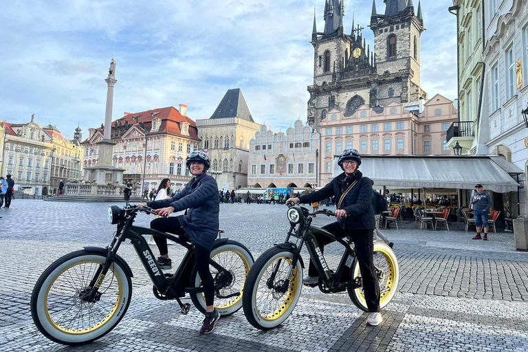 Praga Histórica y Puntos de Vista Recorrido en Grupo en Retro E-Bike