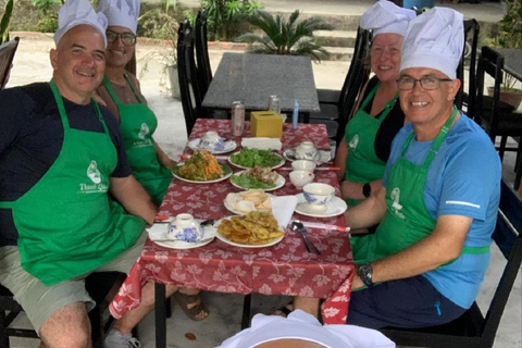 Hoi An: aula de culinária vegana - mercado e barco com cestas de cocoColeta em Da Nang