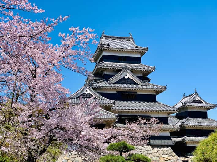 Visite à pied : château de Matsumoto, saké et spécialités locales