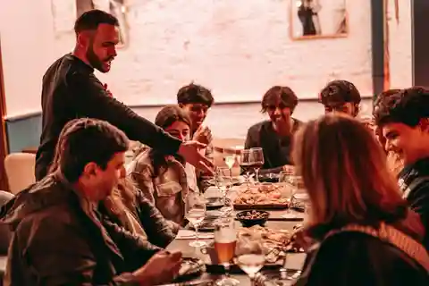 Barcelona: Gothic Quarter Tipsy Tasting Tapas Tour + History