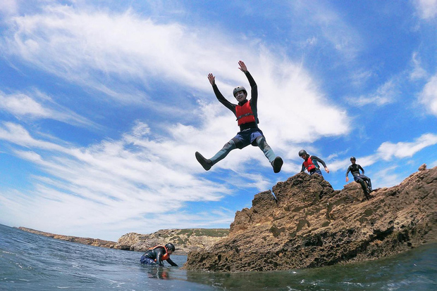 Lagos : Algarve Coasteering and Snorkeling Adventure (Aventure en mer et plongée en apnée)