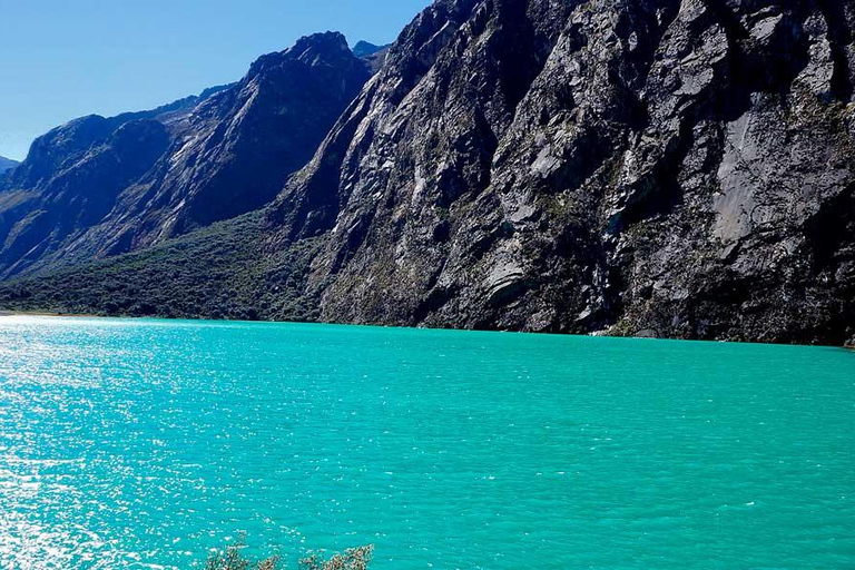 Huaraz: Chinancona Lagoon with view of the snow-capped mount