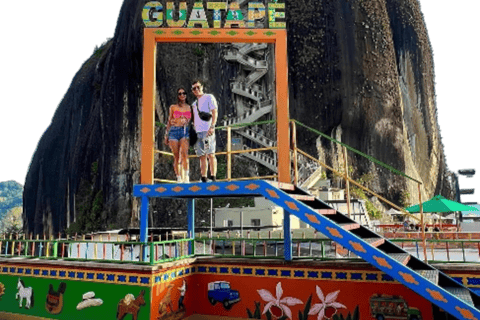 Tour a Guatapé: scalare la Roccia, ammirare il bellissimo villaggio e un buffet