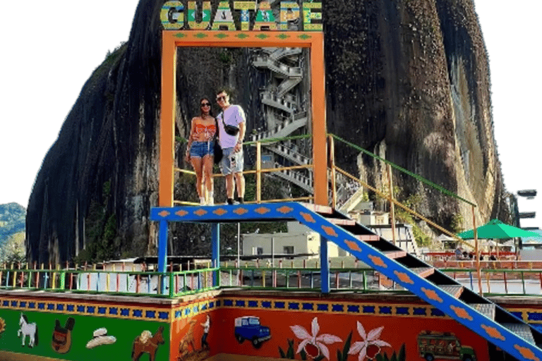 Tour a Guatapé: scalare la Roccia, ammirare il bellissimo villaggio e un buffet