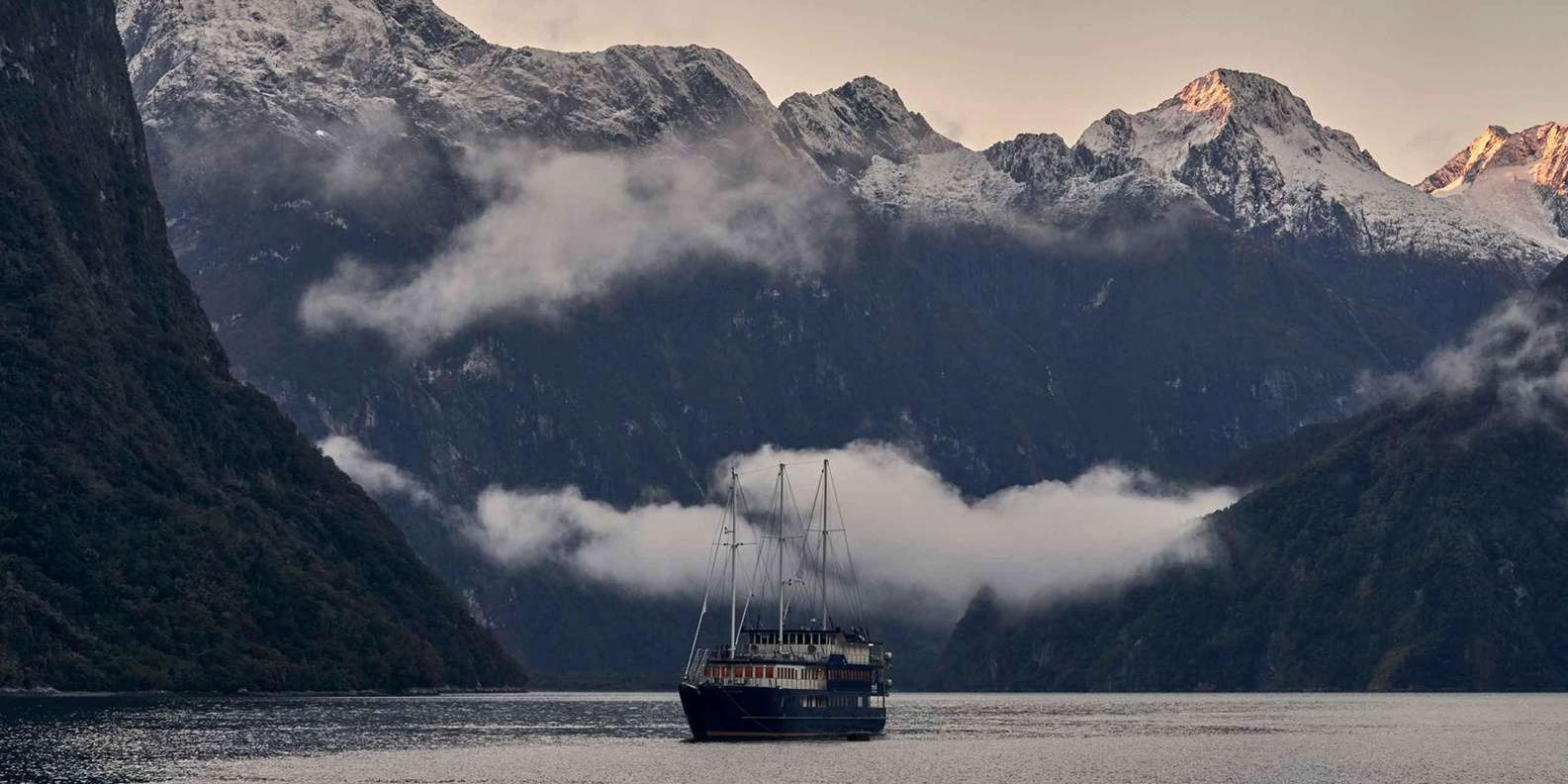Milford Sound: Overnight Cruise with Water Activities