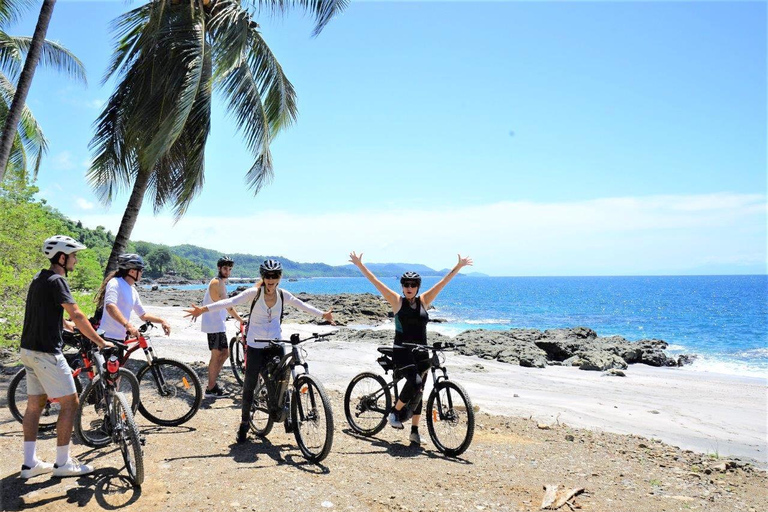Passeio de bicicleta de montanha pela selva e mergulho na cascataPasseio de bicicleta de montanha pela selva e mergulho na cachoeira