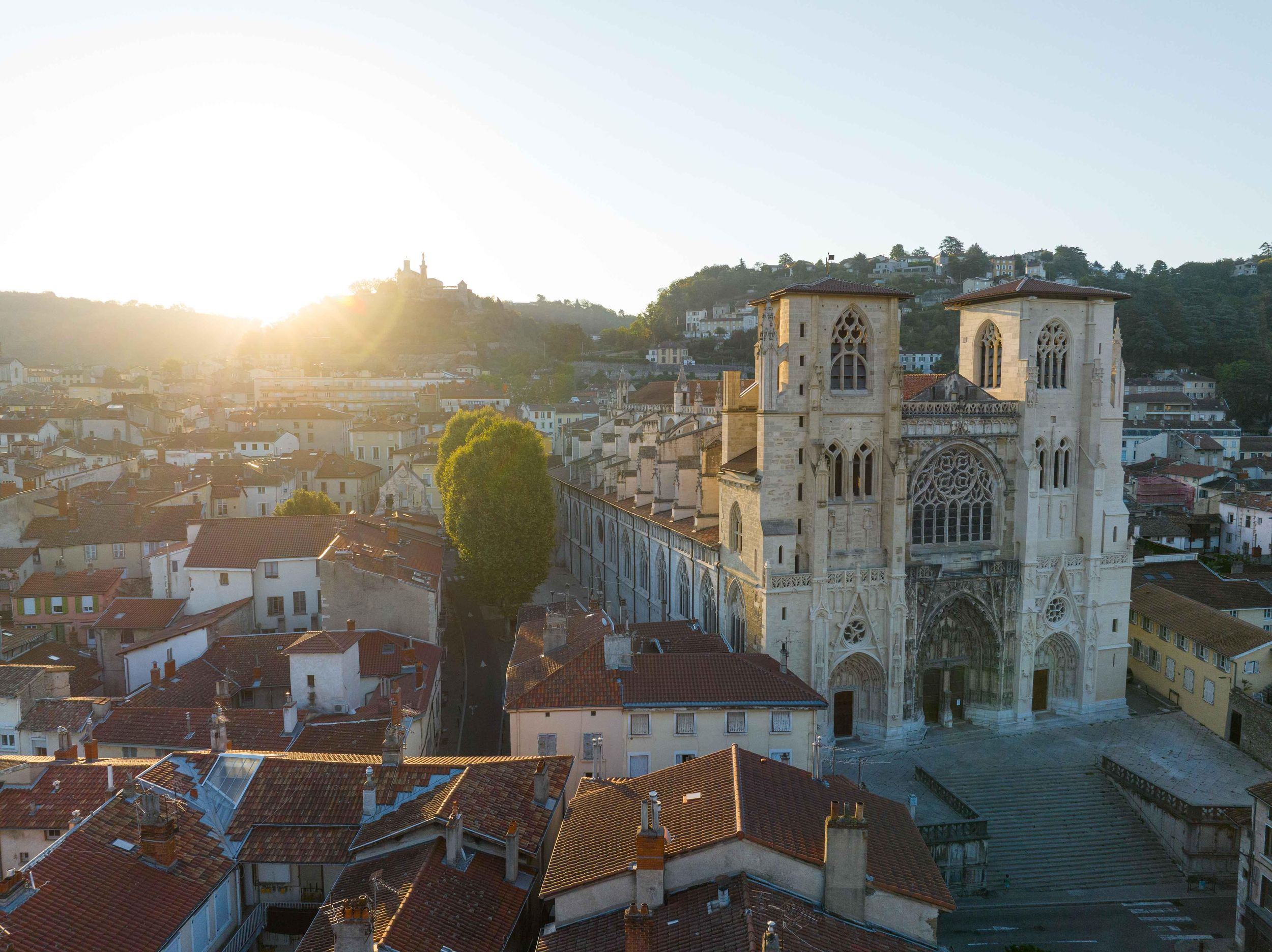 Besichtigung von Vienne und der Coteaux de Côte-Rôtie Ampuis, gefolgt von einem Aperitif mit Abendessen.