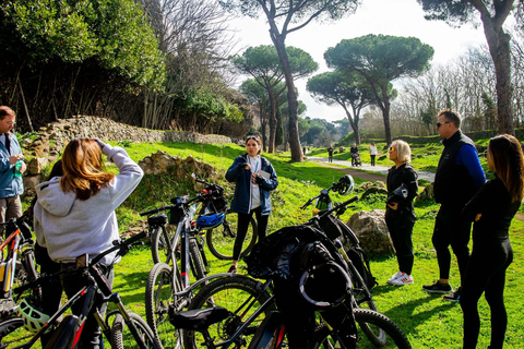 Roma: Tour in eBike della Via Appia Acquedotti, Catacombe e Cestino per il PranzoTour di 5 ore con visita alle catacombe e cestino per il pranzo