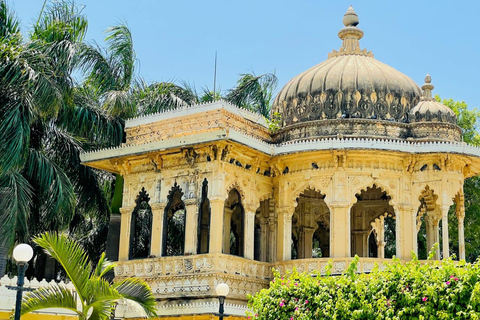 Udaipur: 2-Day Guided City Tour with Boat Ride & Show