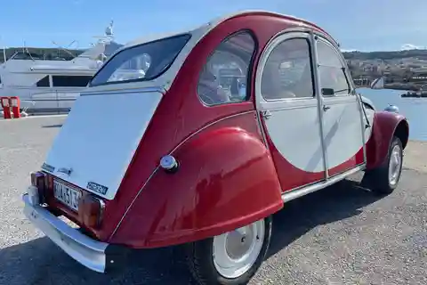 Viaggia con una Citroen 2CV Dolly 1989 Rosso-Bianco per 12 ore