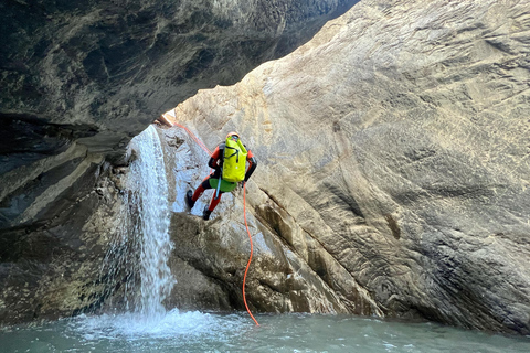 Banff: Ghost Canyon Tour met glijbanen, abseilen en sprongen