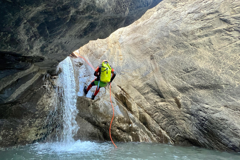 Banff: Ghost Canyon Tour ze zjeżdżalniami, zjazdami i skokami